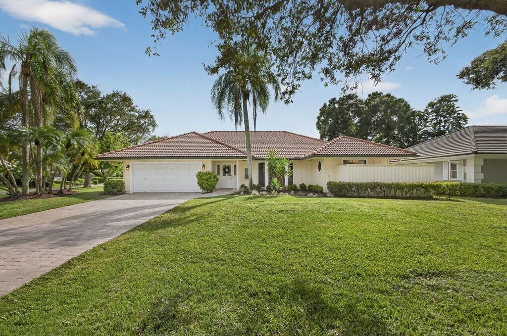 Photo of 13 Saint Giles Road, Palm Beach Gardens, FL 33418 (MLS # R11137190)