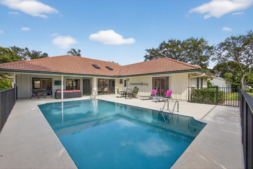 Photo of 13 Saint Giles Road, Palm Beach Gardens, FL 33418 (MLS # R11137190)