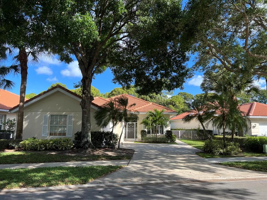 Photo of 104 Lost Bridge Drive, Palm Beach Gardens, FL 33410 (MLS # R10878005)