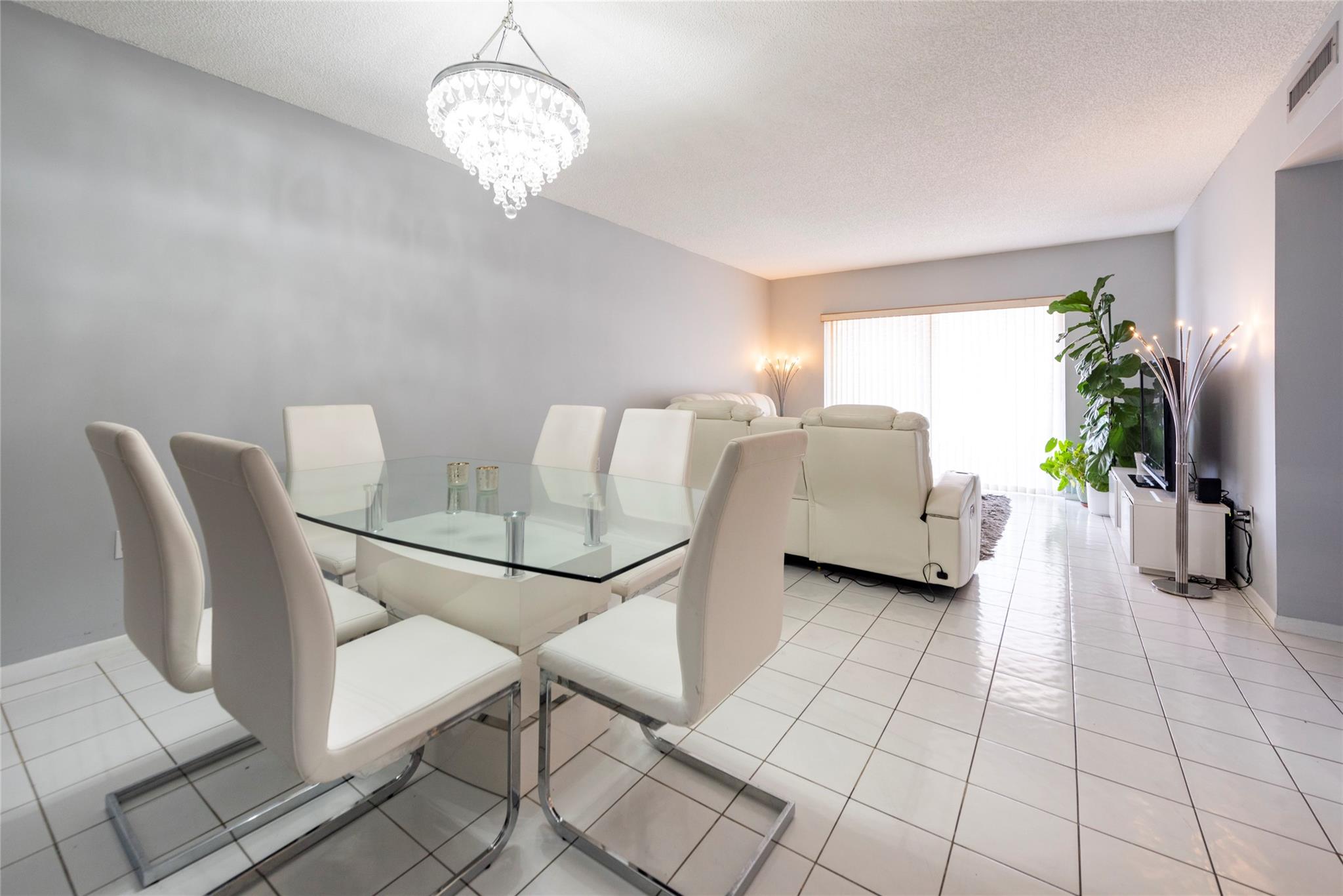 3850 Washington St 710, Hollywood, FL, 33021/$200,000 2 3850 Washington St 710