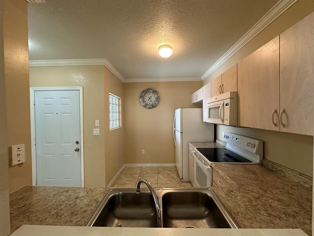 1091 Golden Lakes Boulevard 422