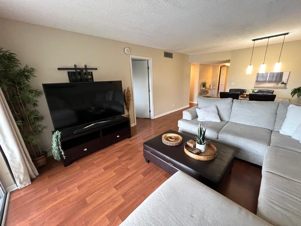 LAGO DEL REY CONDO - Residential