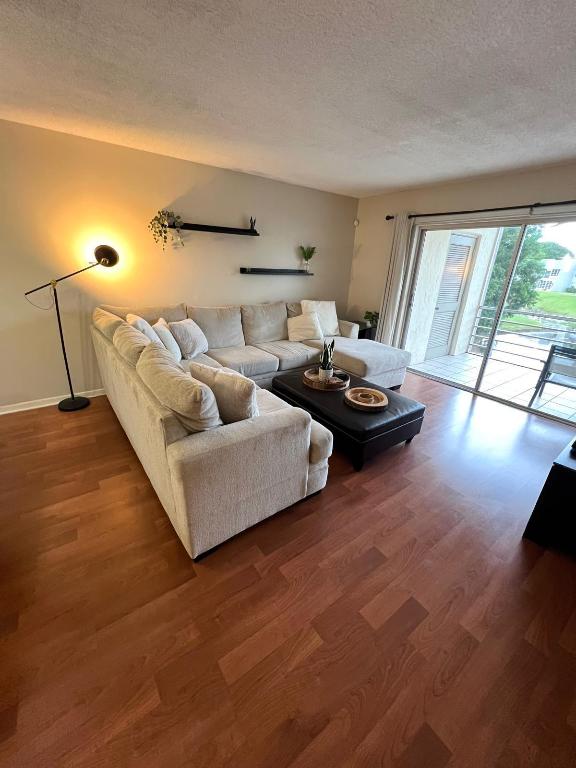 LAGO DEL REY CONDO - Residential