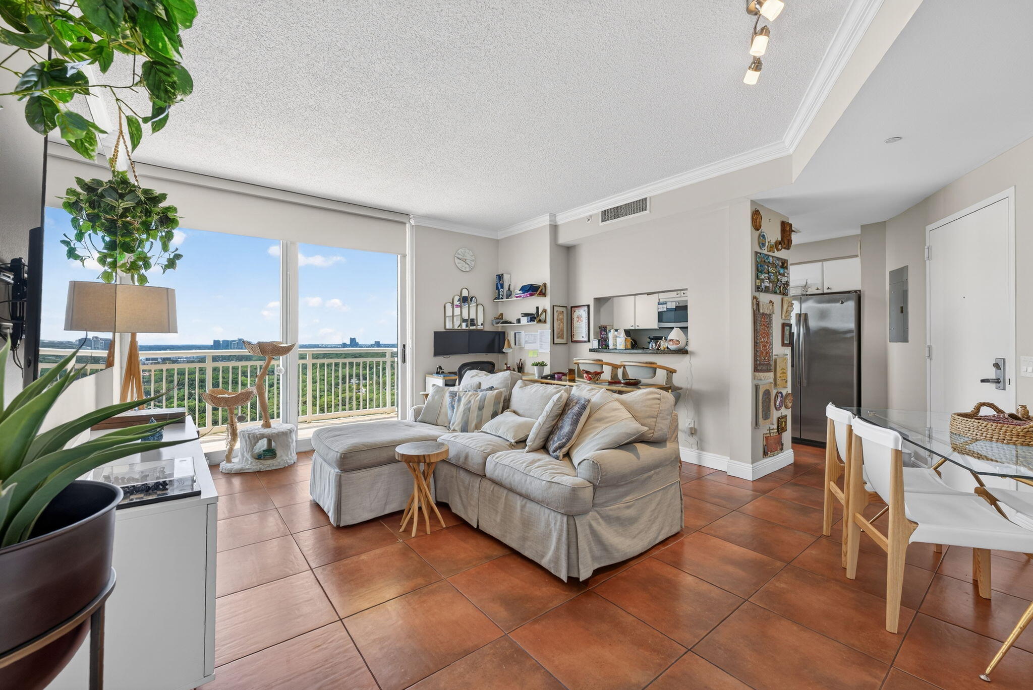 THE METROPOLITAN CONDO - Residential Lease