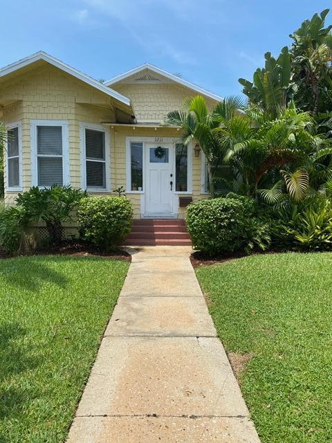 Multi unit main home 3/1 with a detached 2/1 and a detached 1/1 Also a bonus detached in-law or office with 1/2 bath. Other features include 2 one car garage, long driveway and room for a pool. Walk to college, downtown,shops and restaurants.
