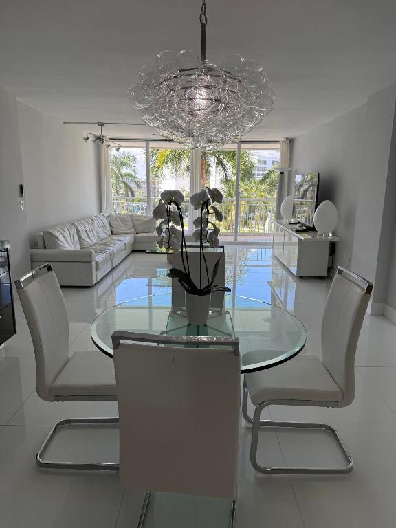 BARCLAY CONDO - Residential