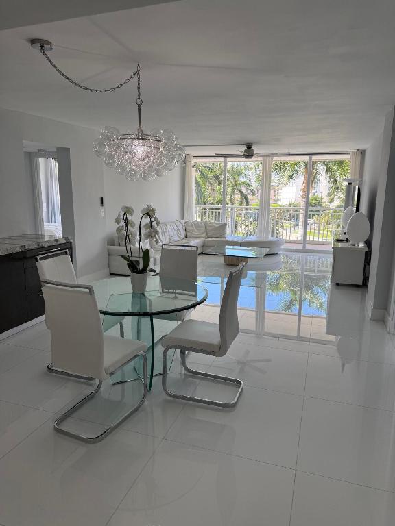 BARCLAY CONDO - Residential