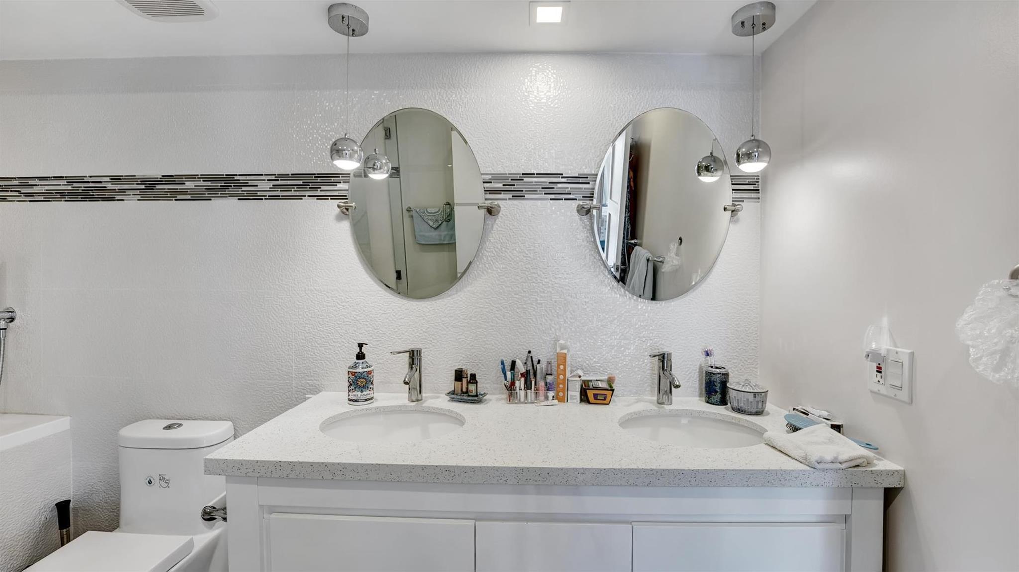 BARCLAY CONDO - Residential