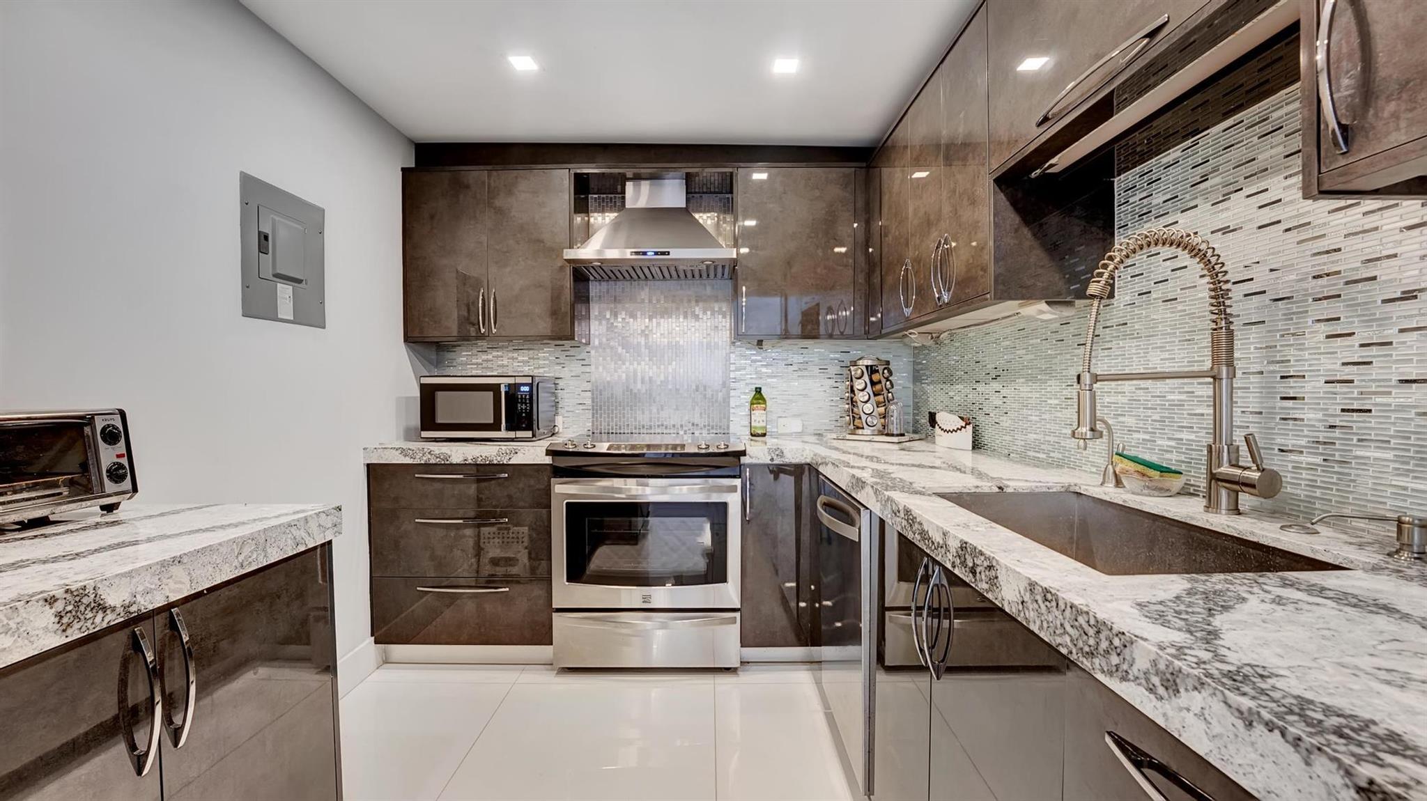 BARCLAY CONDO - Residential