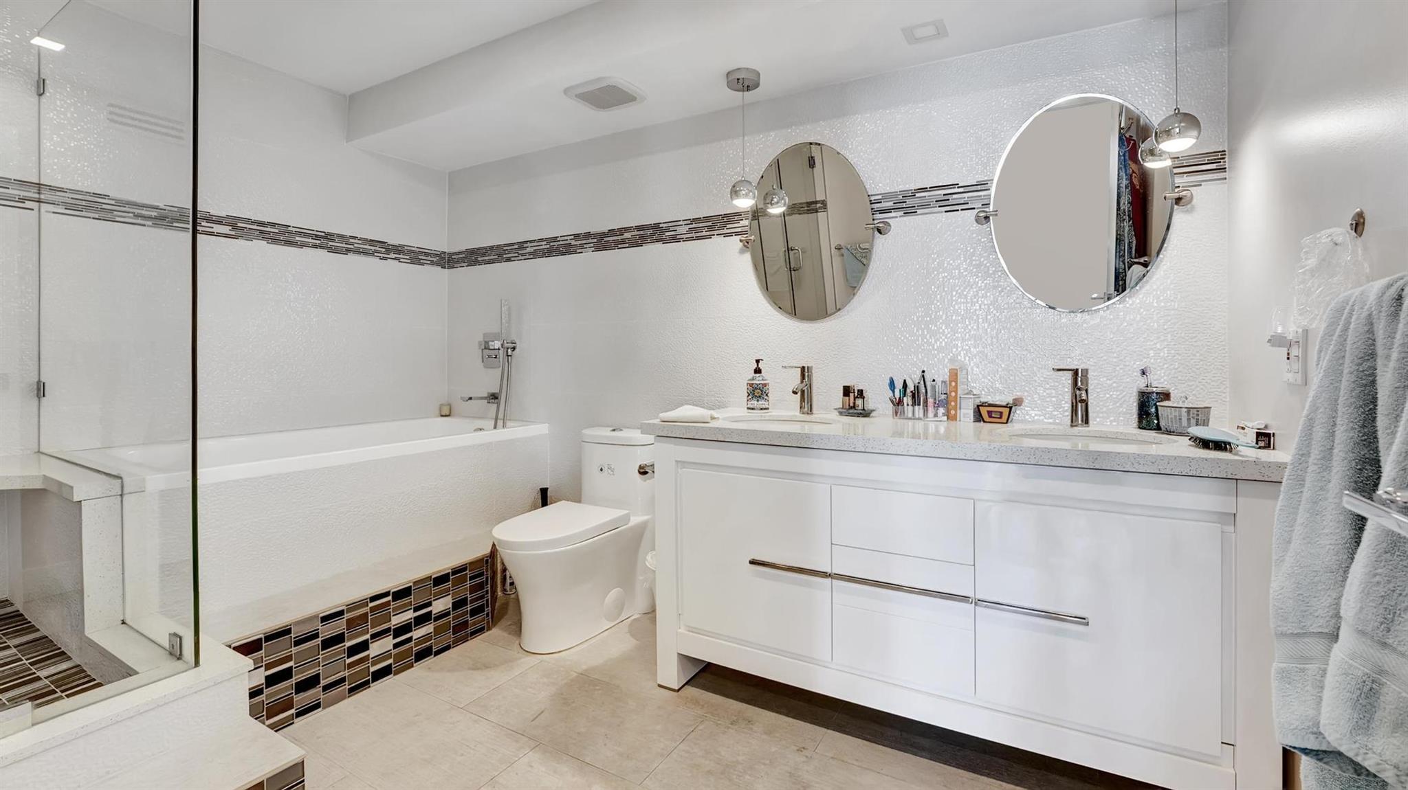 BARCLAY CONDO - Residential
