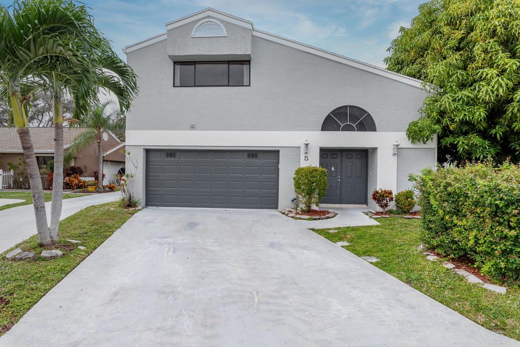 Photo of 5 Dalton Place, Boynton Beach, FL 33426 (MLS # R10946096)