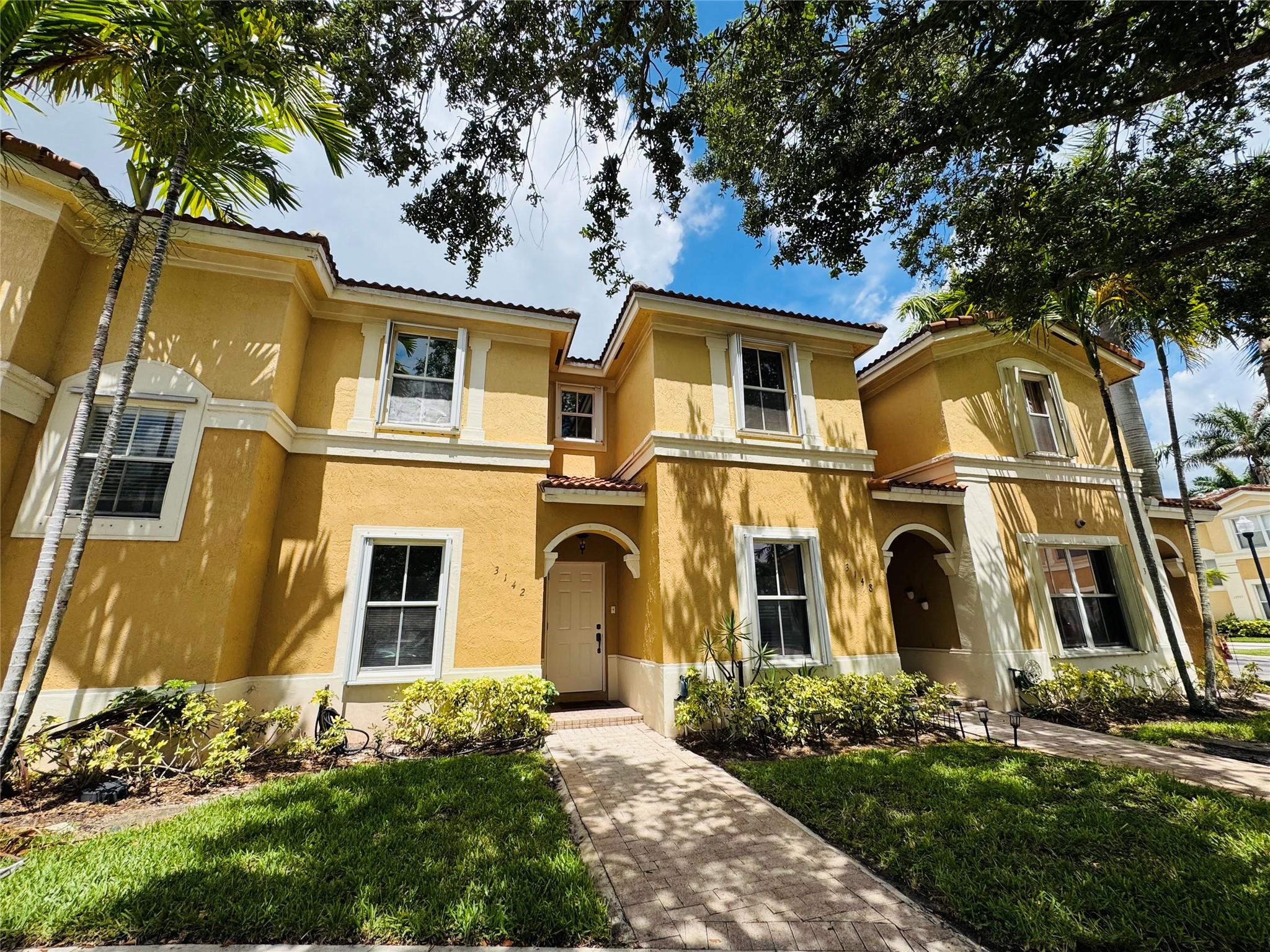 IMPECCABLE 2 BED/ 2.5 BATH TOWNHOUSE IN GATED MELROSE POINT. ALL TILE FLOORS, CARPET ONLY ON STAIRS. FRESHLY PAINTED AND READY TO MOVE IN. FULL SIZE WASHER & DRYER, RENT INCLUDES INTERNET. LARGE KITCHEN AREA, COMBINATION DINING/LIVING. CENTRALLY LOCATED IN THE MELROSE POINT COMMUNITY IN MIRAMAR WITH COMMUNITY POOL JUST WITHIN WALKING DISTANCE OF UNIT. LOTS OF SHOPPING, RESTAURANTS AND HIGHWAYS NEARBY.