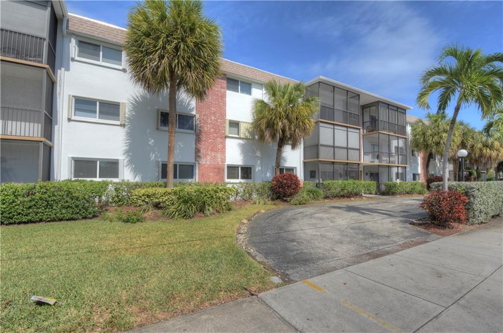 CASA BLANCA CONDO 2 bedroom 2 bath. This unit features extra large bedrooms. Located on the 3rd floor. Minutes to Hallandale Beach. Great location to access Fort Lauderdale/Hollywood Airport and Miami International. Short drive to Aventura Mall and many choices for casual Dining. Minutes to Hollywood Beaches and Broad Walk. This unit has Impact Windows as well as the entire building. A MUST SEE !!!!!! Property can not be rented
until after 2 yrs of ownership..
NO AIRBNB