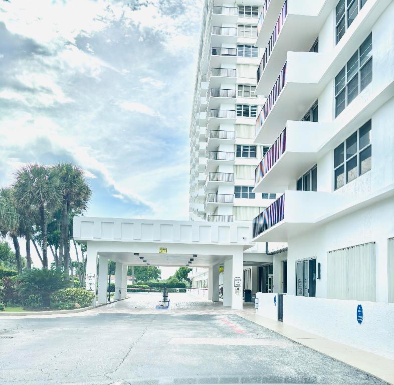 2121 N Ocean Boulevard 902e