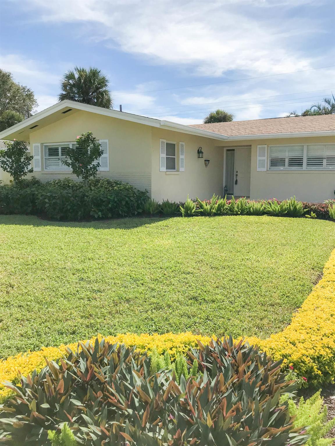 Beautiful 2/2 Single family house in Boca Raton Square is in East Boca Raton. 1 car garage and nice backyard. It is in A rated Addison Mizner school district, Boca Raton middle school and Boca Raton high school. The lawn is taken care by the owner. It will be available in 10/1/2025.