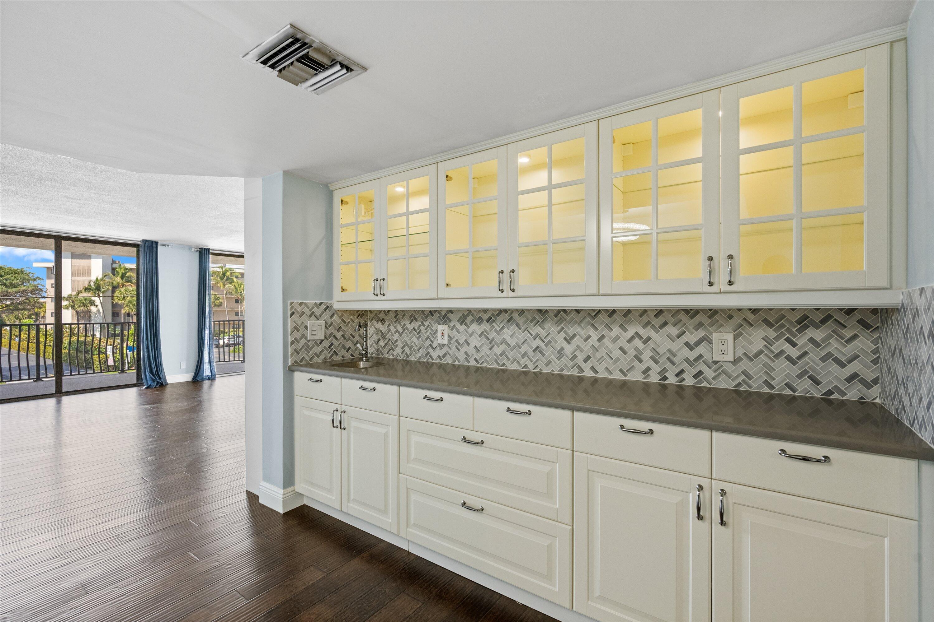 LA PENSEE COND DECL FILED 4-25-85 IN - Residential