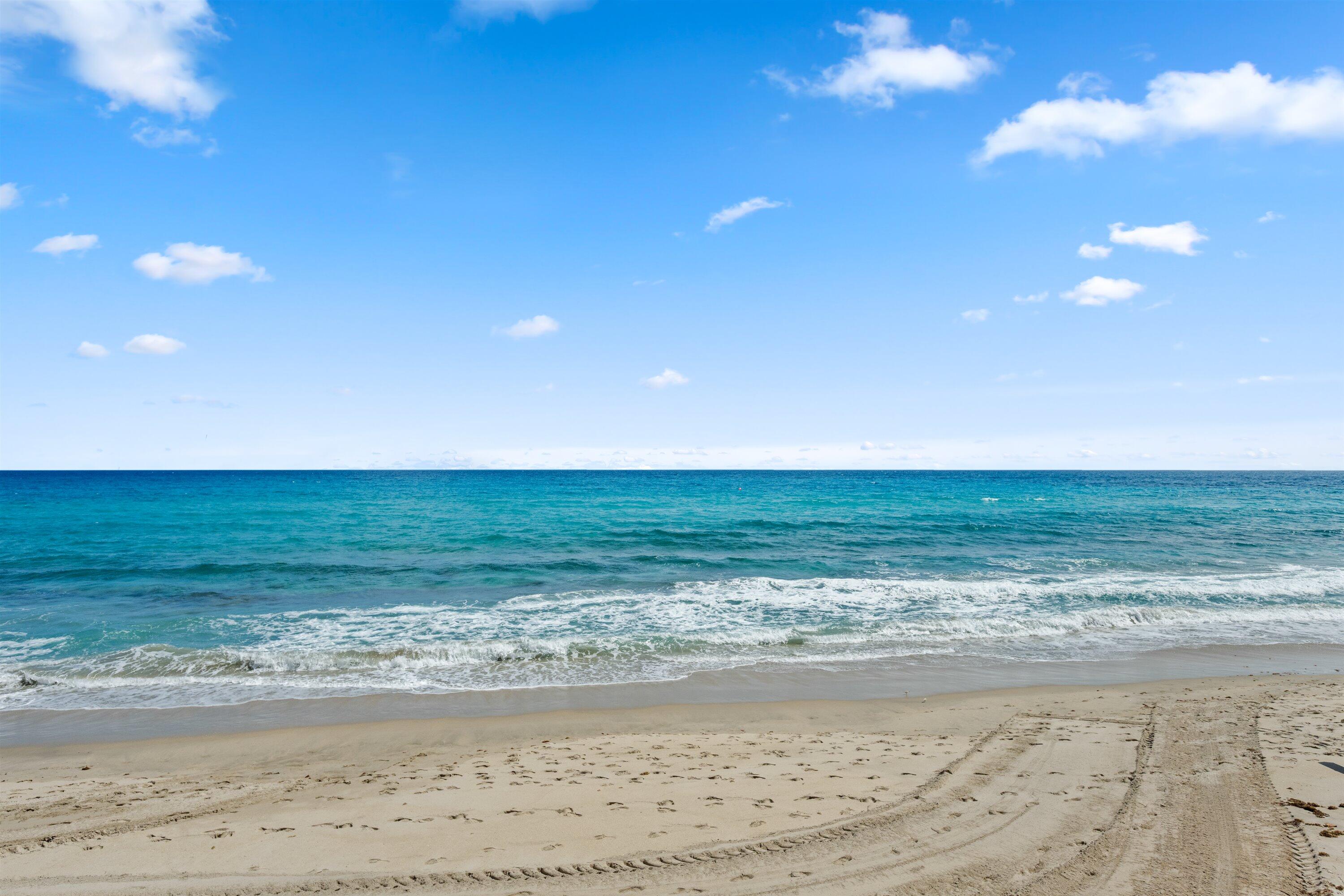 LA PENSEE COND DECL FILED 4-25-85 IN - Residential