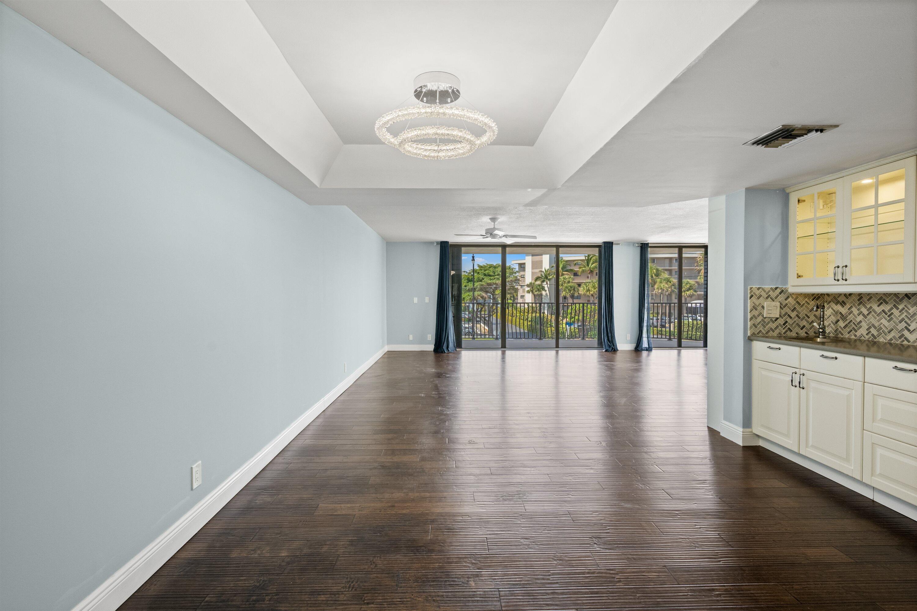 LA PENSEE COND DECL FILED 4-25-85 IN - Residential