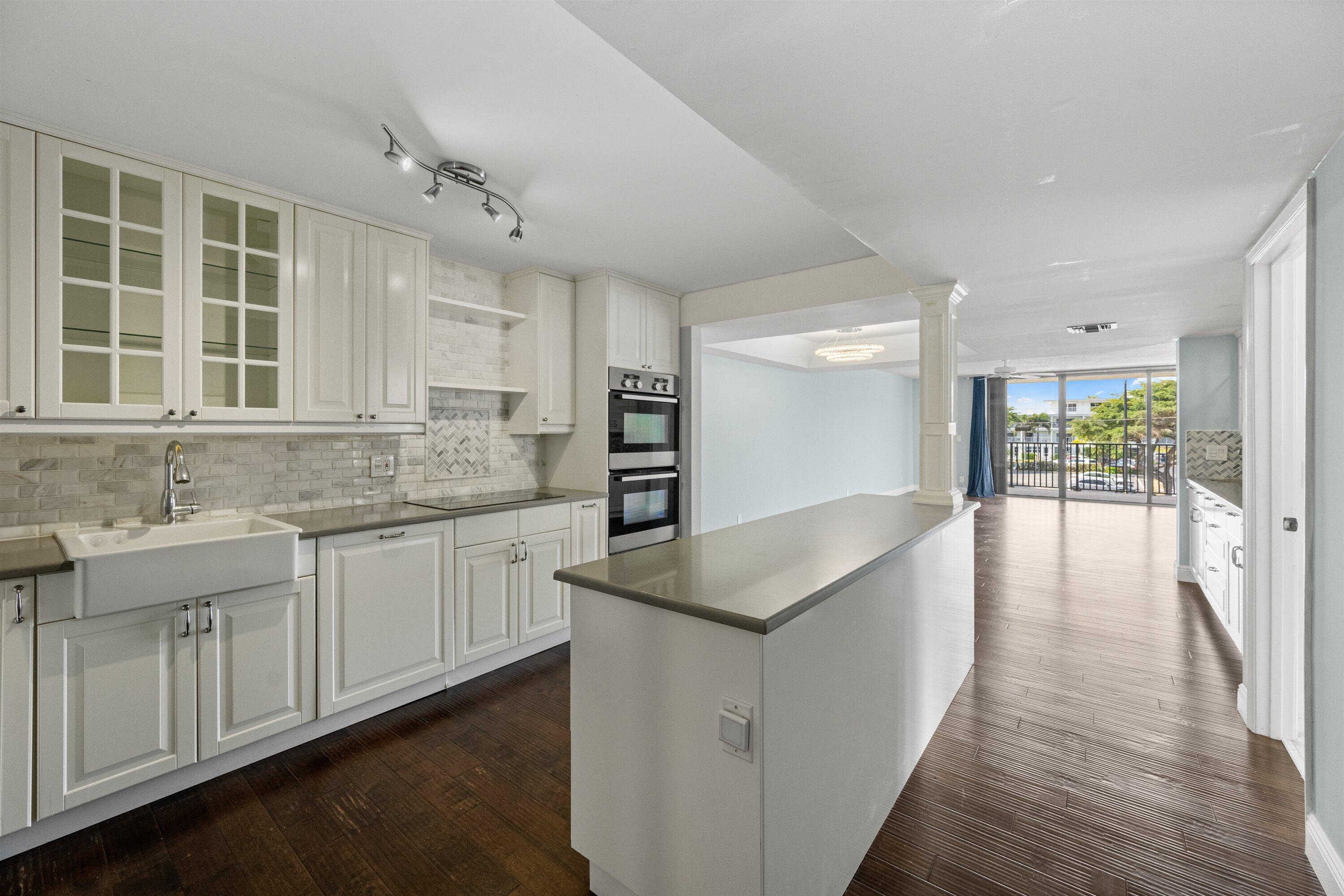 LA PENSEE COND DECL FILED 4-25-85 IN - Residential