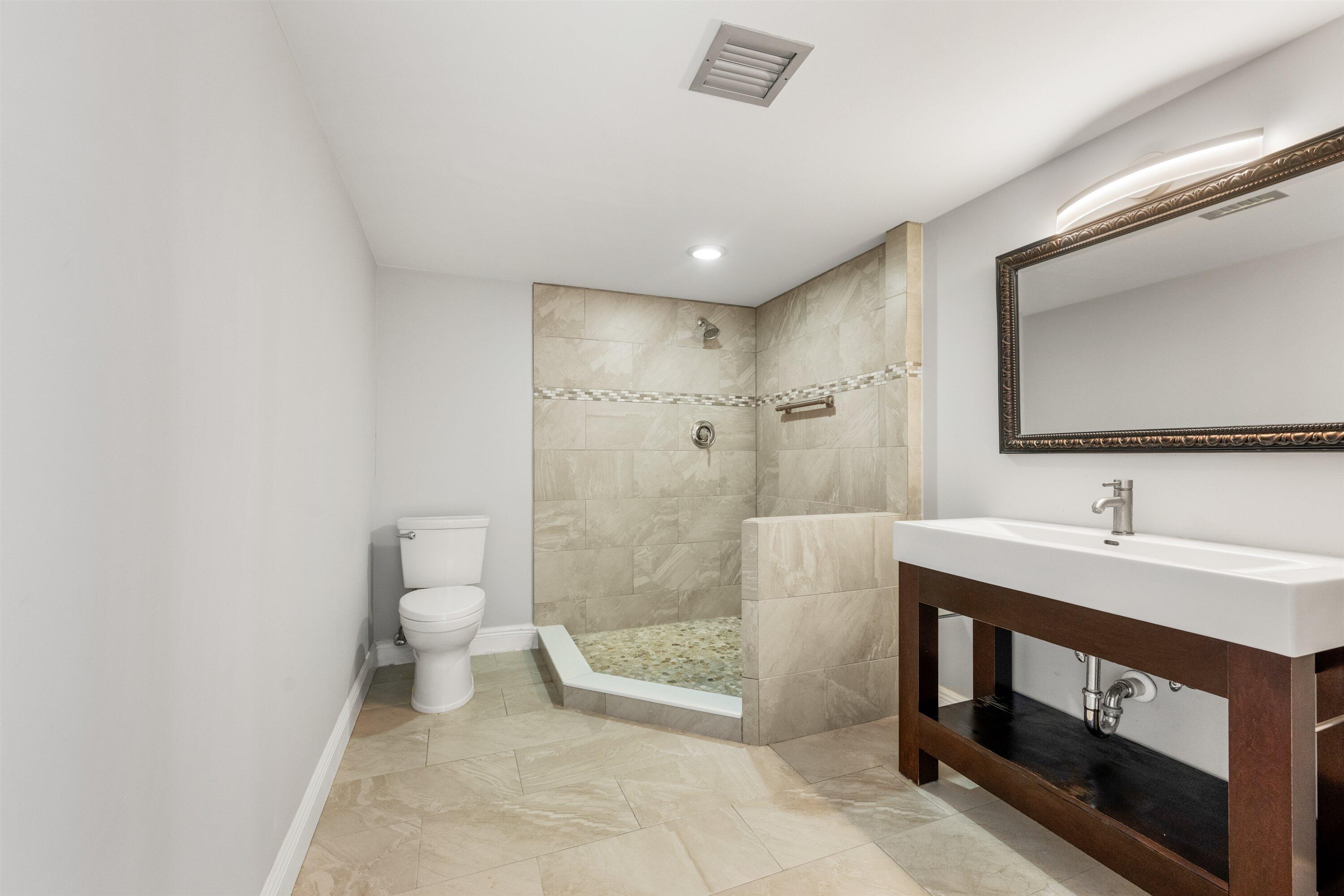 LA PENSEE COND DECL FILED 4-25-85 IN - Residential