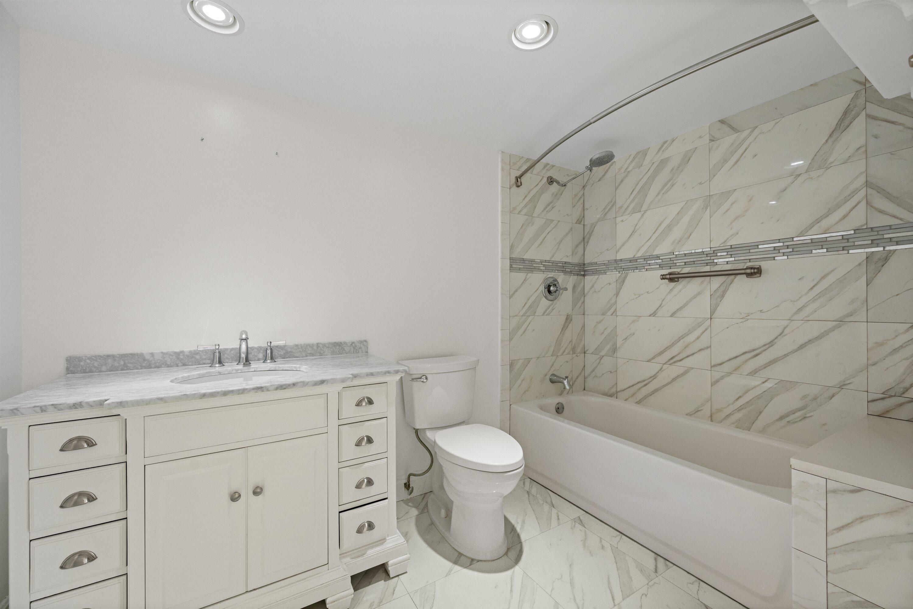 LA PENSEE COND DECL FILED 4-25-85 IN - Residential