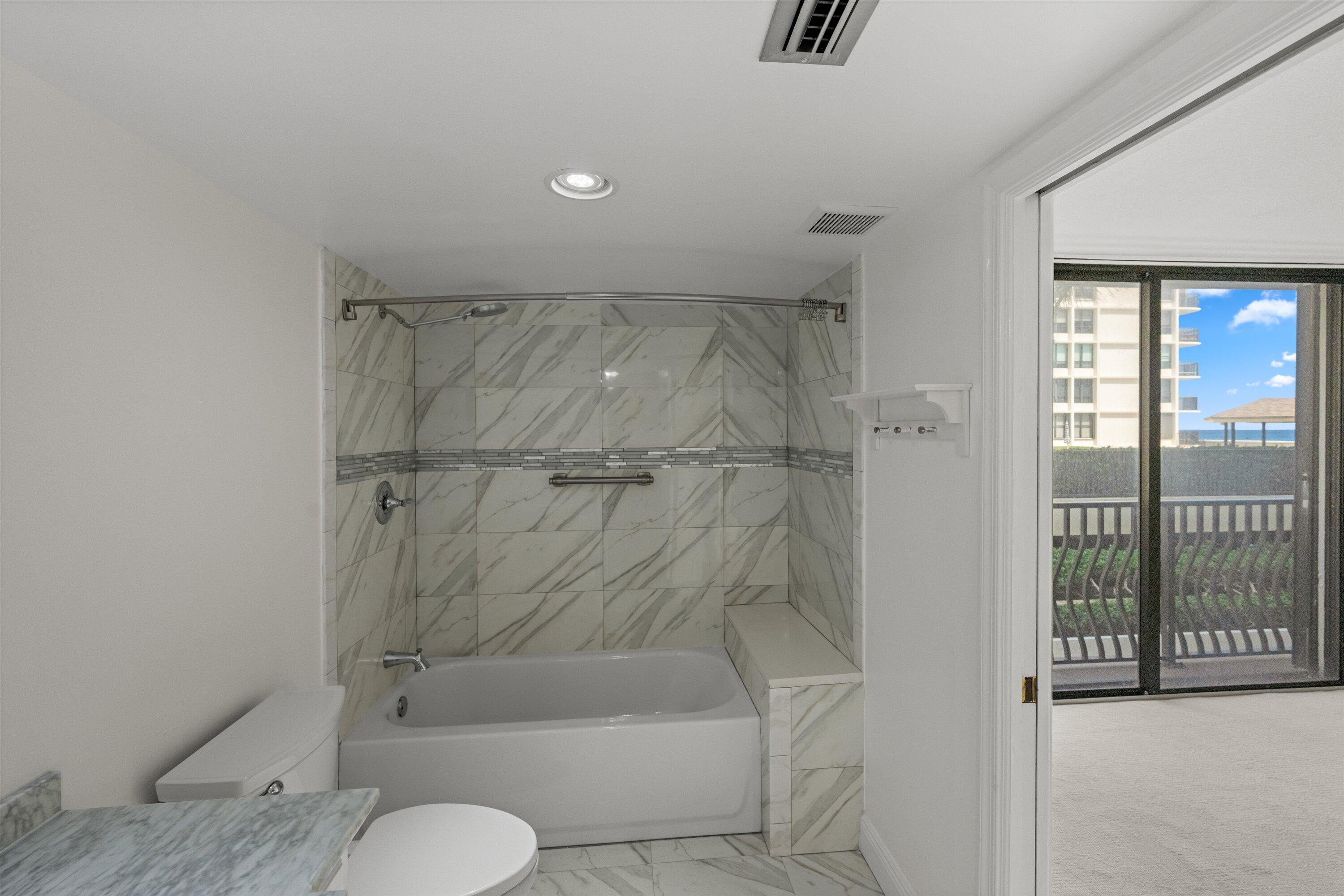 LA PENSEE COND DECL FILED 4-25-85 IN - Residential