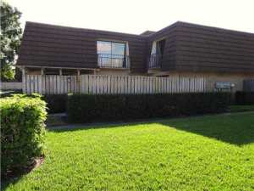 ALL SIZES APPROX. AVAILABLE NOW! GREAT UNIT IN A GREAT LOCATION! NEW KITCHEN, UPDATED BATHROOMS!2 BEDROOM PLUS DEN! PLEASE PROVIDE CREDIT CHECK WITH INTENT TO LEASE. OWNER WILL CONSIDER A PET.