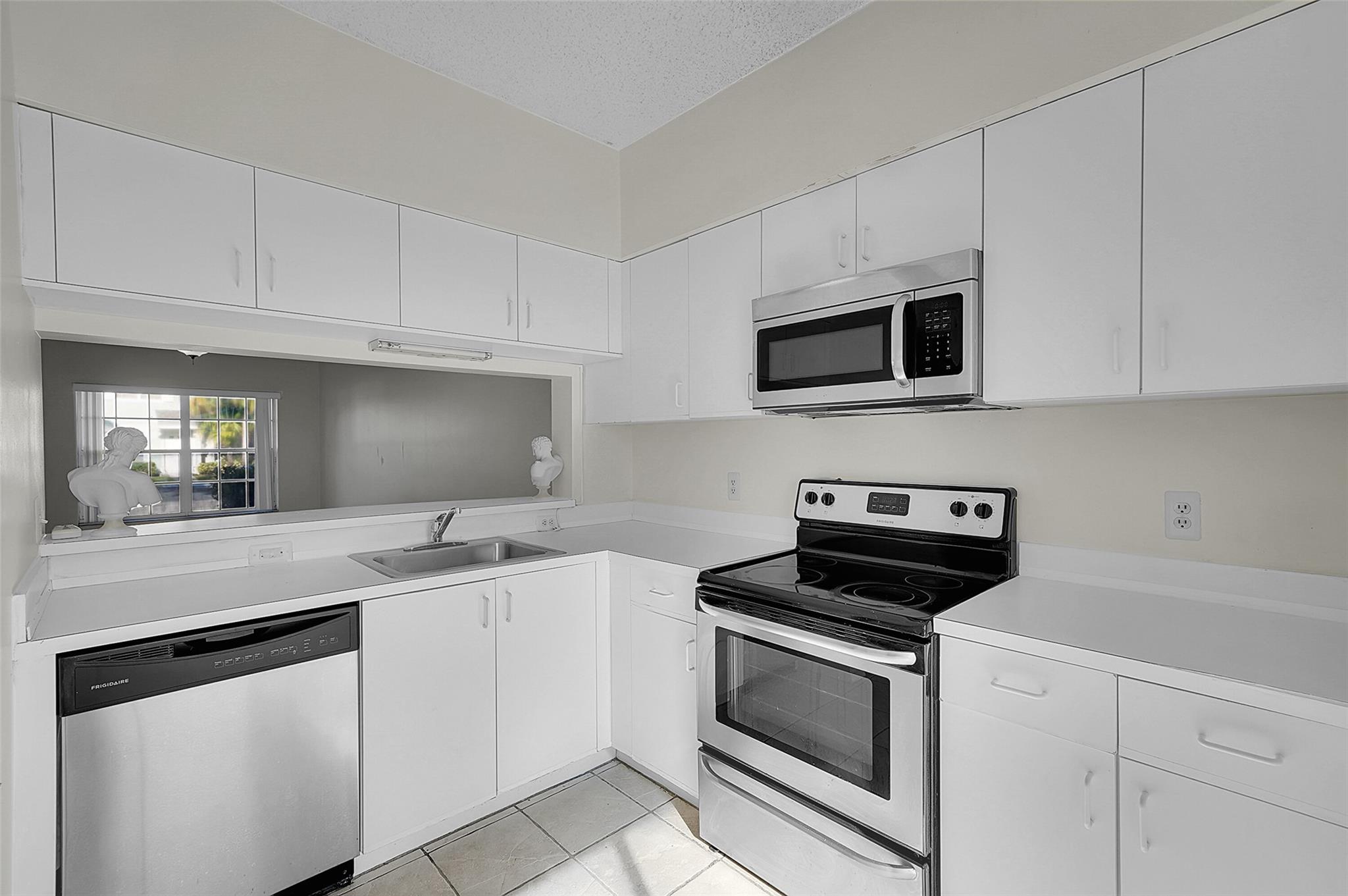 Bonaventure 82-43 B - Residential Lease