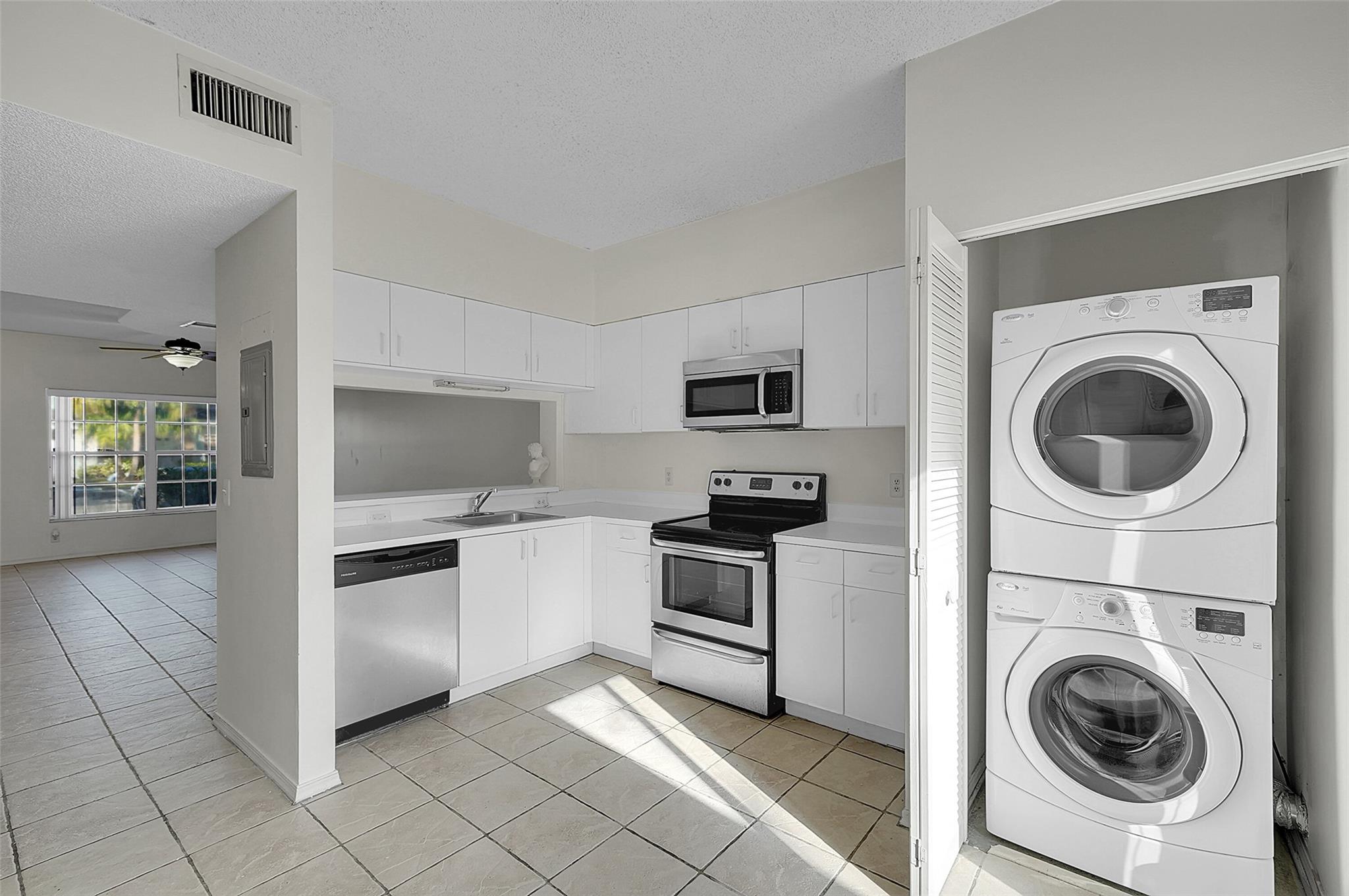 Bonaventure 82-43 B - Residential Lease