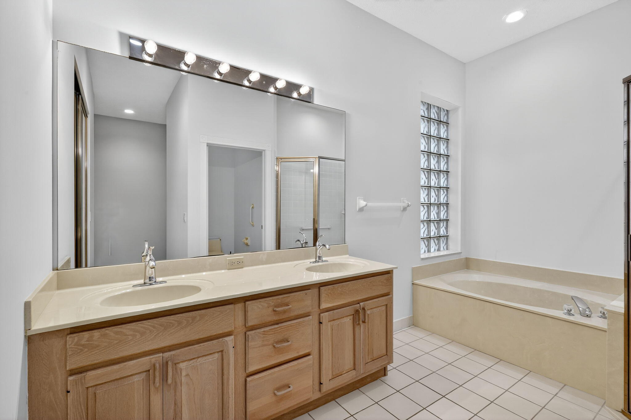 SHORES 4 - Residential