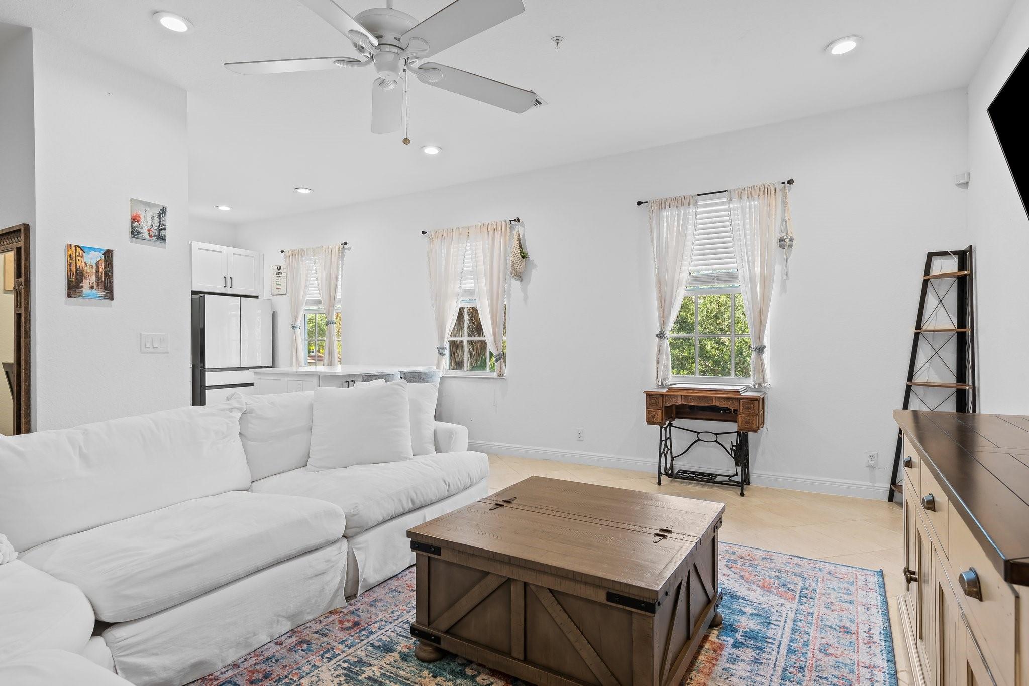 6951 Lakeside Circle N 216-2