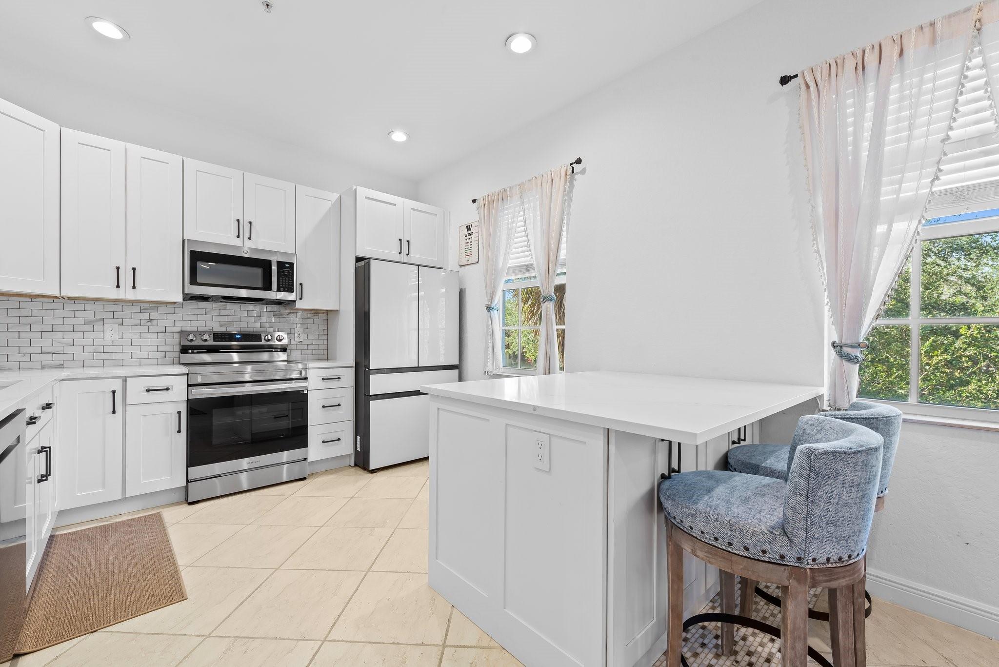 6951 Lakeside Circle N 216-2