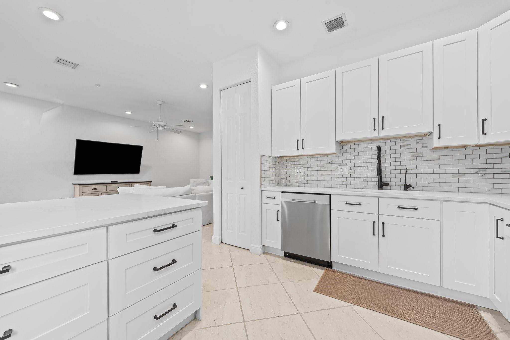 6951 Lakeside Circle N 216-2