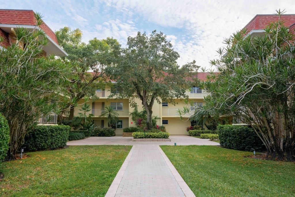 Photo of 5510 Tamberlane Circle #146, Palm Beach Gardens, FL 33418 (MLS # R10687340)