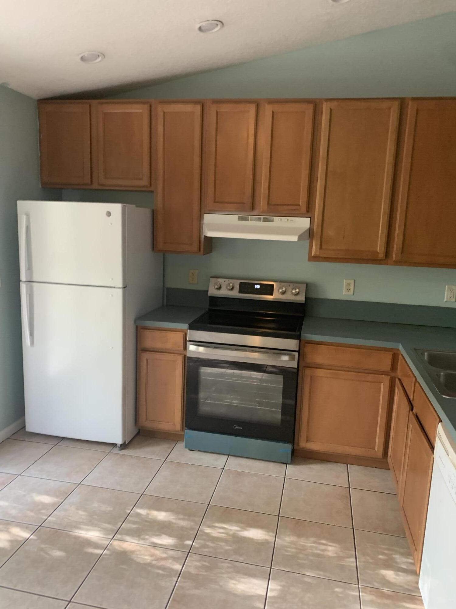 SUGAR POND MANOR OF WELLINGTON - Residential Lease