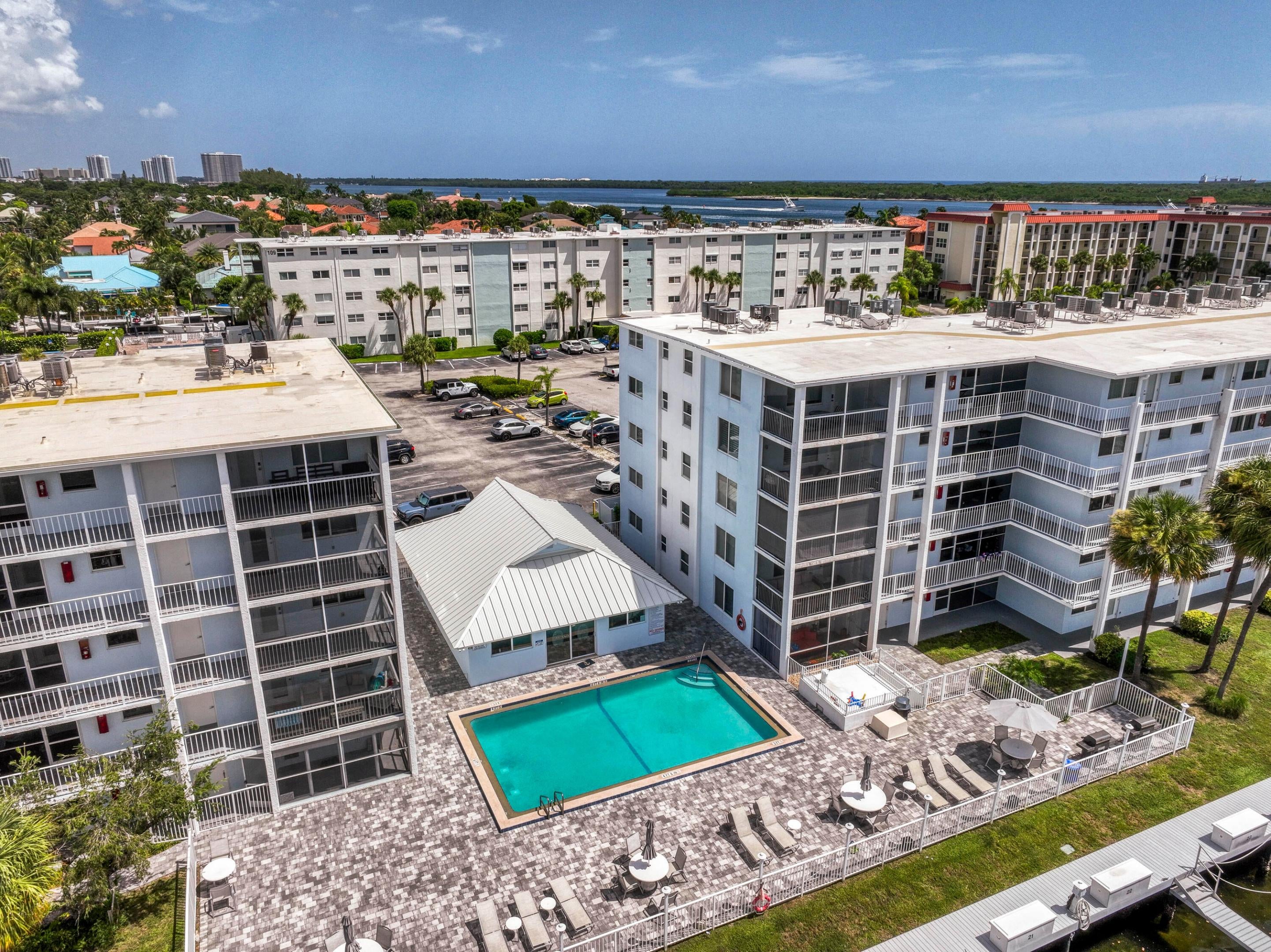 108 Paradise Harbour Boulevard 514 + Boat Slip 2
