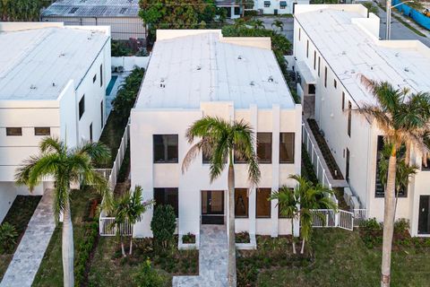 Photo of 731 SE 4th Avenue, Delray Beach, FL 33483 (MLS # B26051188)