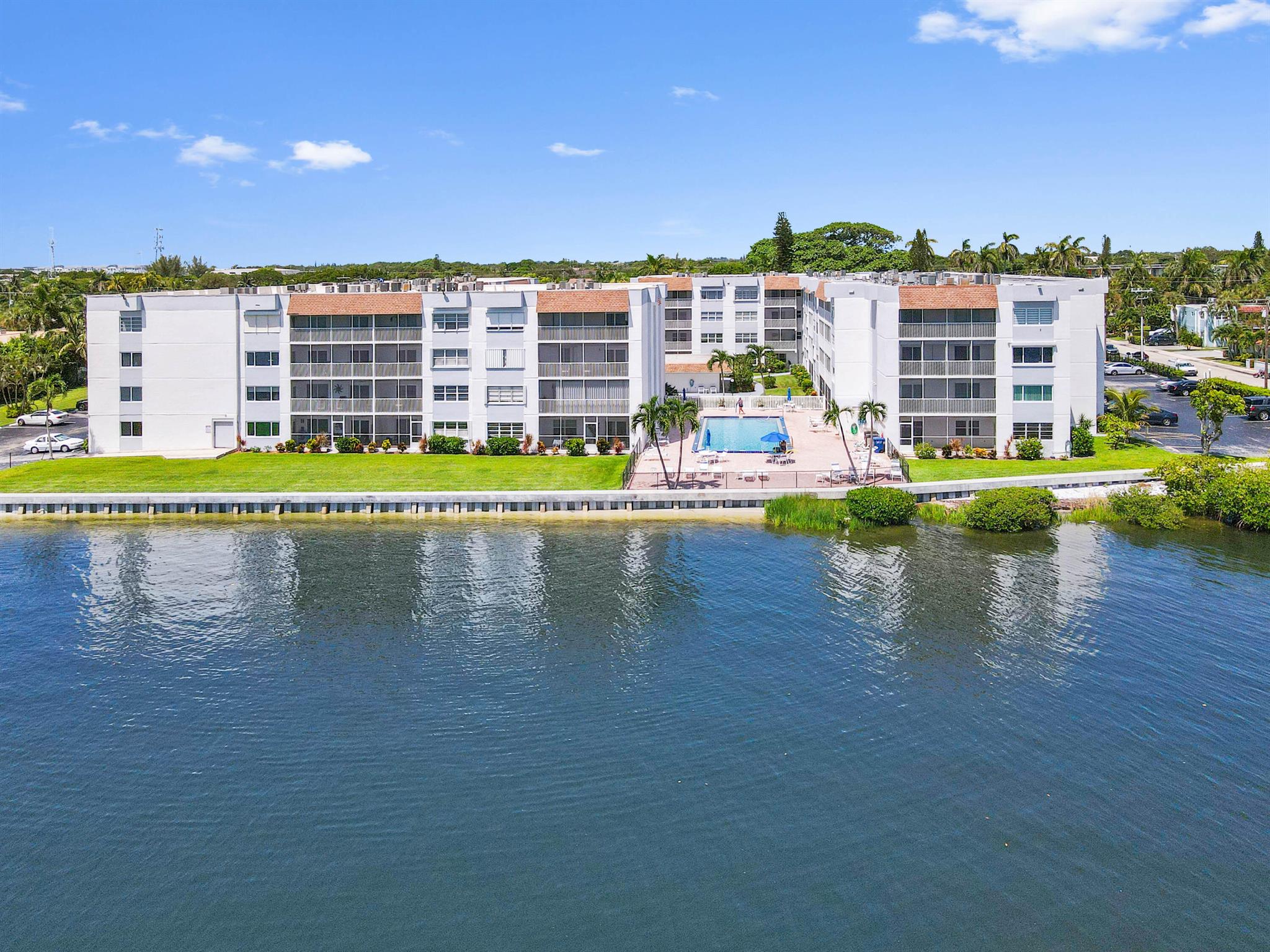 PALM LAKE - Residential