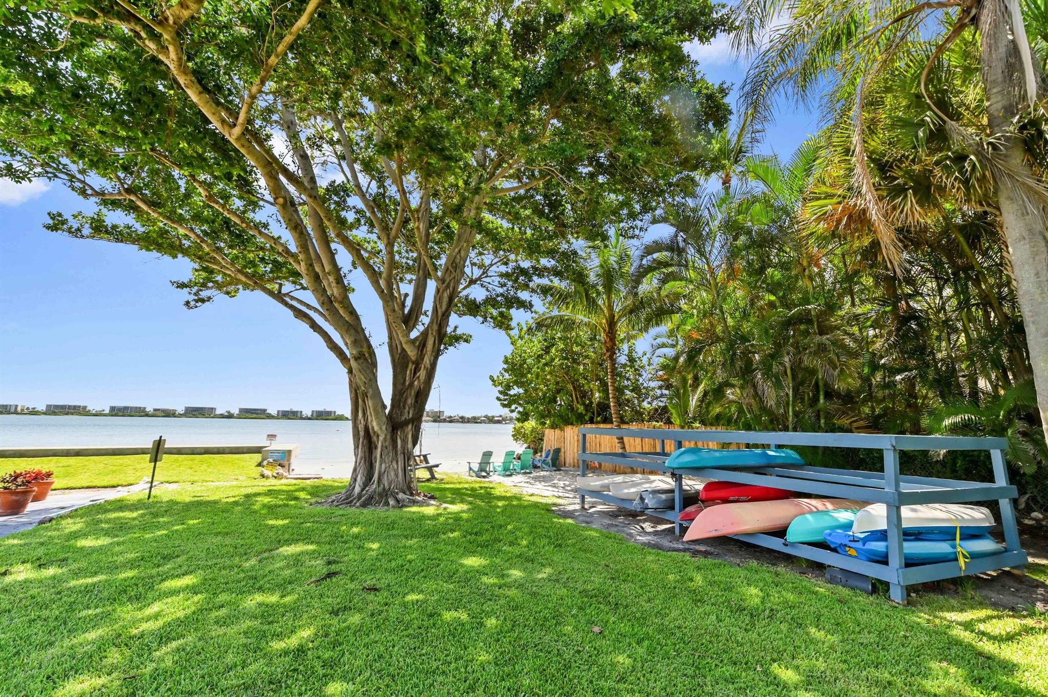 PALM LAKE - Residential