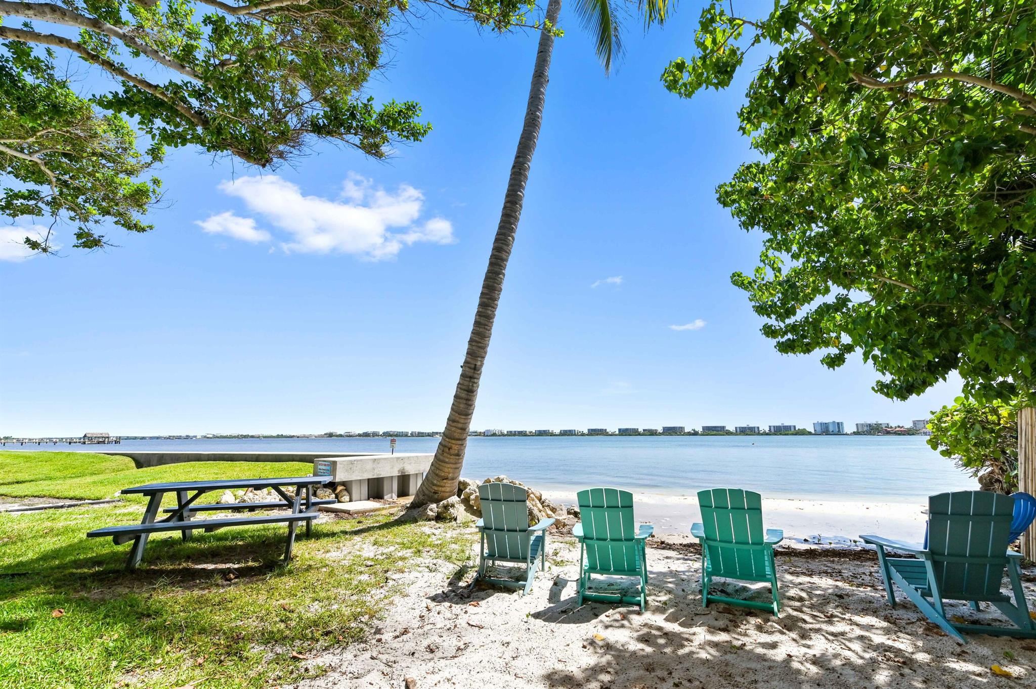 PALM LAKE - Residential