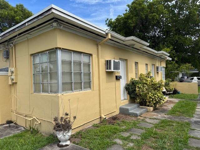 This great 1 bedroom/1 bath unit is minutes from downtown Hollywood, shopping, restaurants, nightlife and roadways. This unit won't last long!