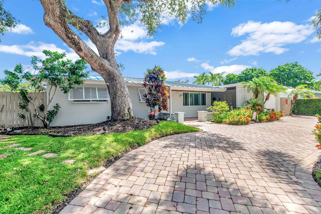 Photo of 648 SW 2nd Street, Boca Raton, FL 33486 (MLS # R11005392)