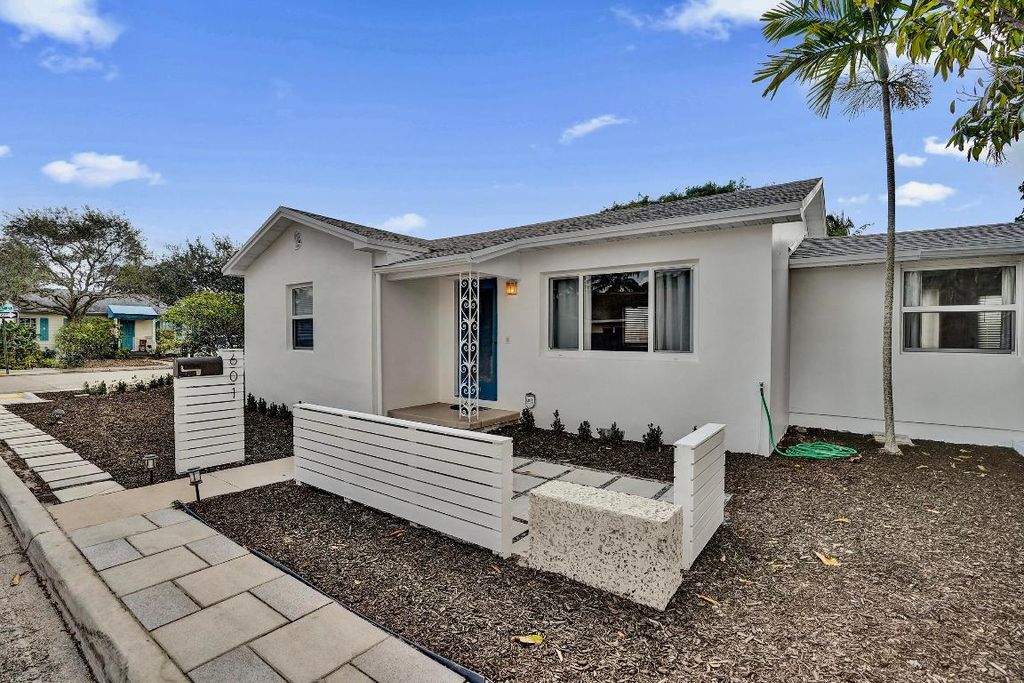 Photo of 601 N 13th Avenue N, Lake Worth Beach, FL 33460 (MLS # R11153632)