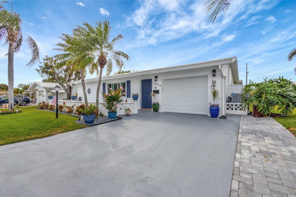 Photo of 1504 SW 22nd Avenue, Boynton Beach, FL 33426 (MLS # R11070309)