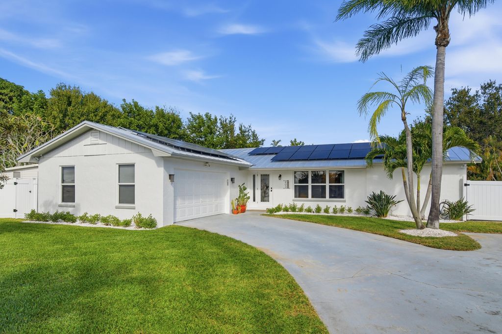 Photo of 403 Highwood Circle, Jupiter, FL 33458 (MLS # R11148678)
