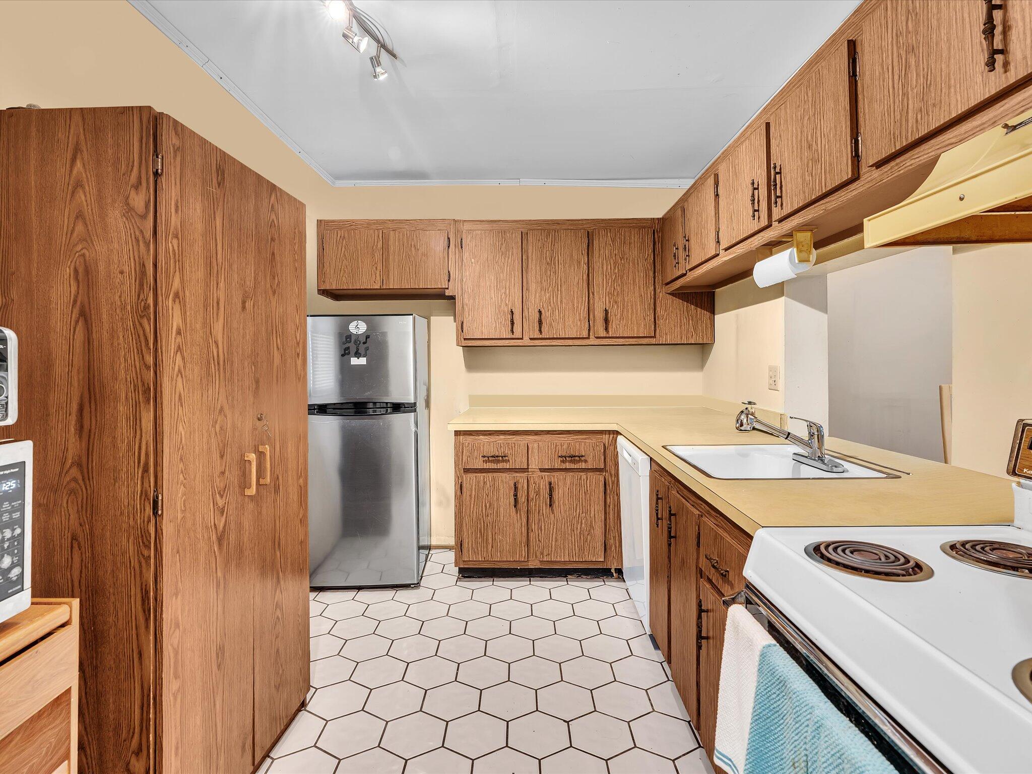 BROOKFIELD SQUARE CONDO - Residential