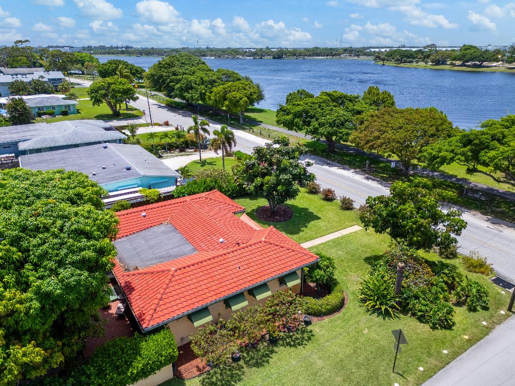 LAKE SHORE VILLAS - Residential