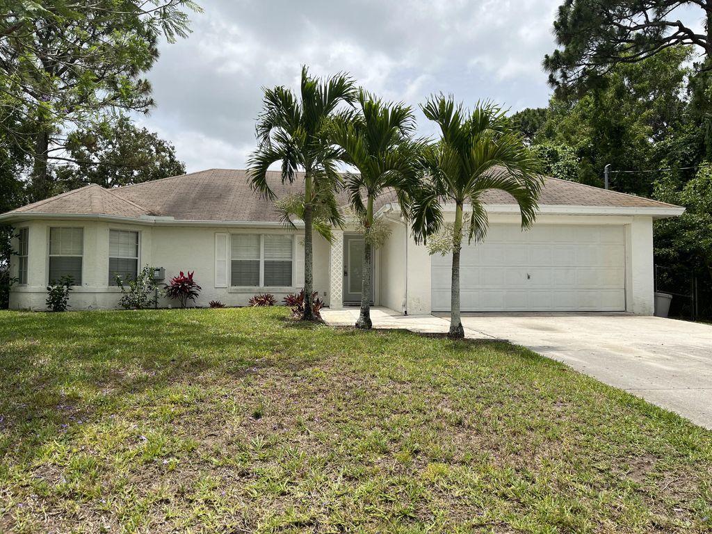 Photo of 838 SE Sweetbay Avenue, Port Saint Lucie, FL 34952 (MLS # R10799469)