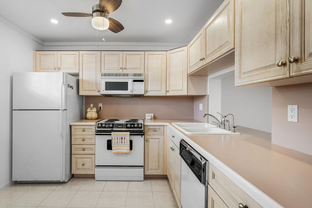 Photo of 921 Gardenia Drive #370, Delray Beach, FL 33483 (MLS # B26028645)