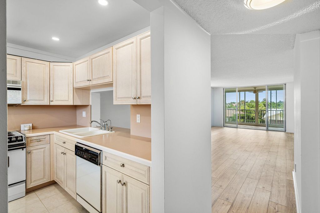 Photo of 921 Gardenia Drive #370, Delray Beach, FL 33483 (MLS # B26028645)